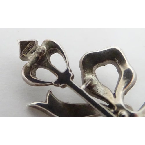 368 - A silver ribbon bar brooch