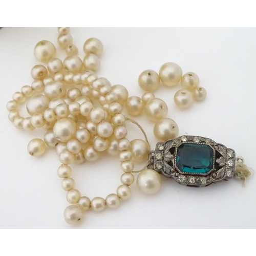 375 - A necklace with pearl decoration