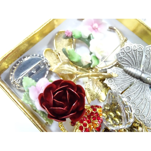 376 - A quantity of costume jewellery to include an assortment of brooches