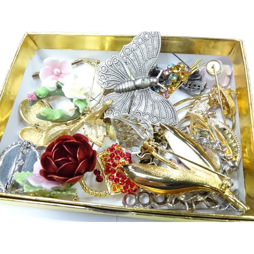 376 - A quantity of costume jewellery to include an assortment of brooches