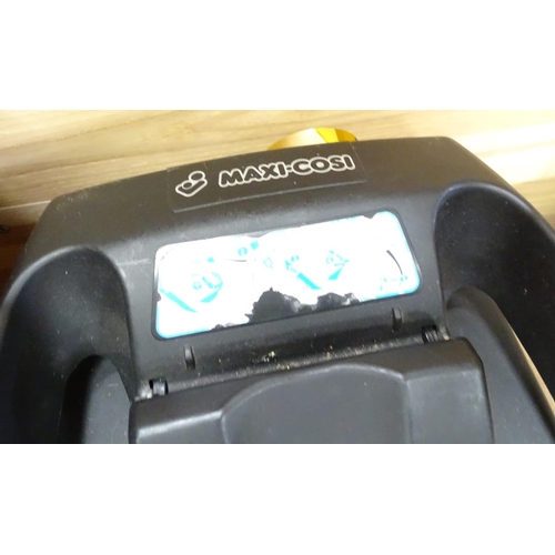 471 - Childs car seat and isofix base