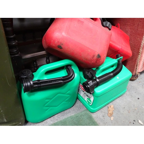 558 - MOD jerry can + 5 fuel cans