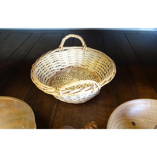 575 - A quantity of turned wooden and wicker items, to include tazza, gavel, bowl, wicker basket etc.