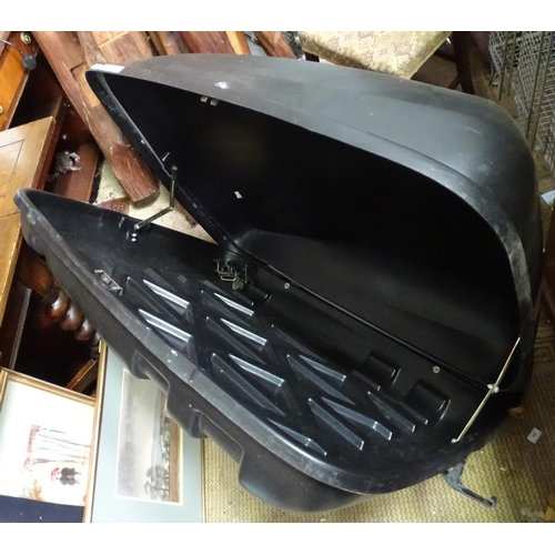 582 - A Halfords roof box