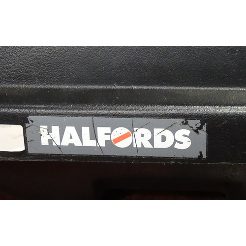 582 - A Halfords roof box