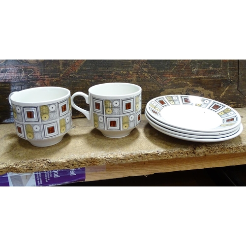 6 - Vintage Retro : a small collection of 'Rushstone , Ironstone ... Ceramics retro ceramics (10) togeth... 