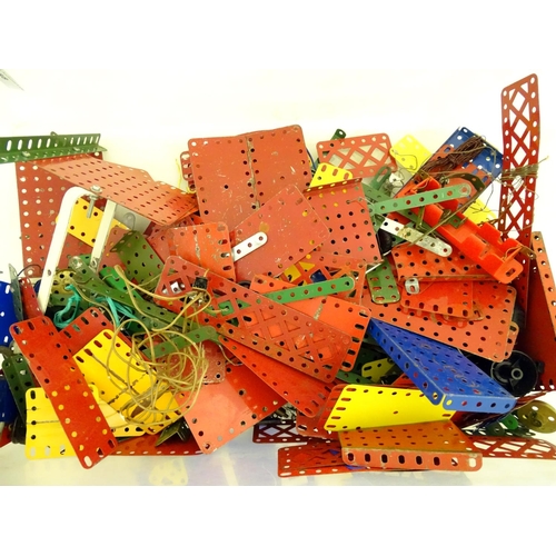 78 - Toys :  an large quantity of post- war Meccano to include a large pulley wheel , various pierced pan... 