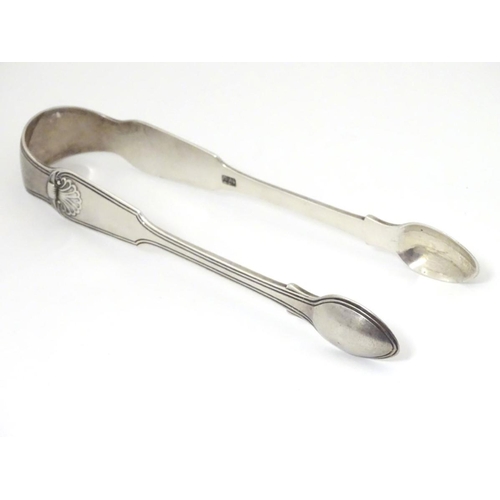 141 - Silver fiddle thread and shell pattern sugar tongs hallmarked London 1824 maker W.S 6'' long. (60g)