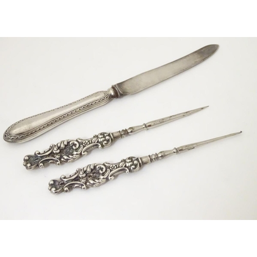 173 - A pair of silver handled sewing tools hallmarked Birmingham 1903 maker Adie lovekin Ltd. together wi... 