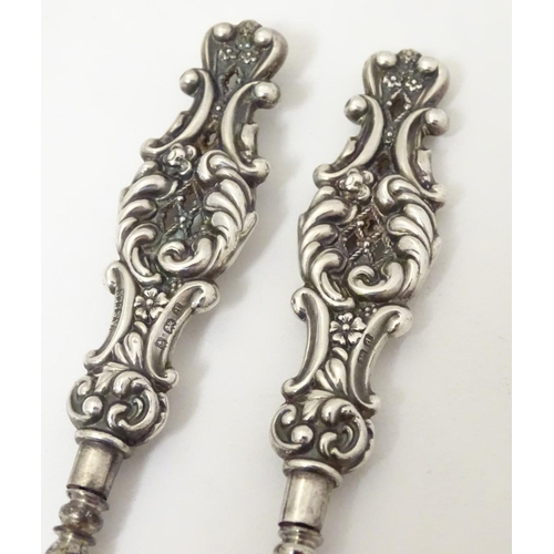 173 - A pair of silver handled sewing tools hallmarked Birmingham 1903 maker Adie lovekin Ltd. together wi... 