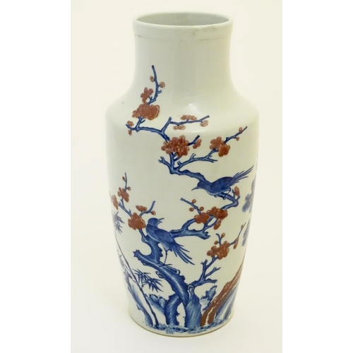 49 - A Chinese blue and white xiangtuiping (/ tongping / rolwagen / sleeve) vase, decorated with a landsc... 