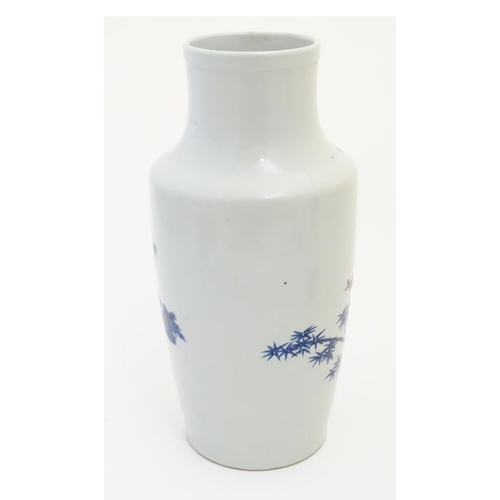 49 - A Chinese blue and white xiangtuiping (/ tongping / rolwagen / sleeve) vase, decorated with a landsc... 