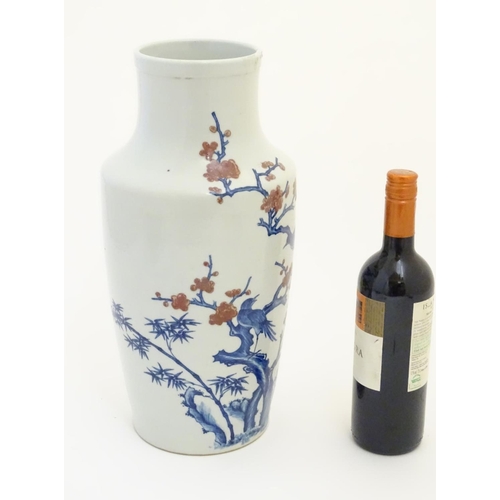 49 - A Chinese blue and white xiangtuiping (/ tongping / rolwagen / sleeve) vase, decorated with a landsc... 