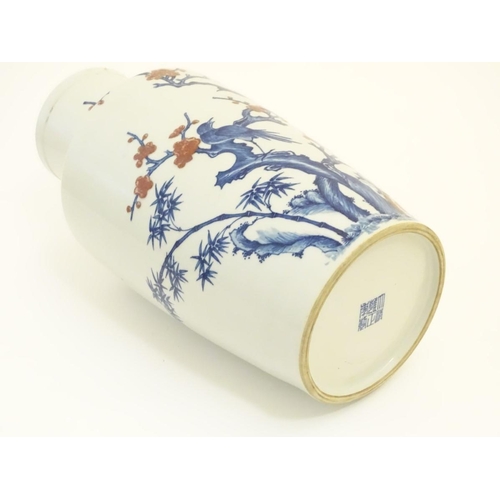 49 - A Chinese blue and white xiangtuiping (/ tongping / rolwagen / sleeve) vase, decorated with a landsc... 