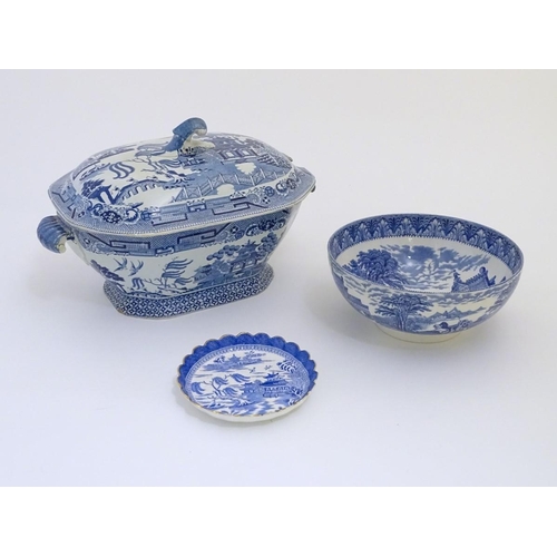 67 - Three assorted blue and white items to include a small lobed dish with a gilt rim in the Willow patt... 