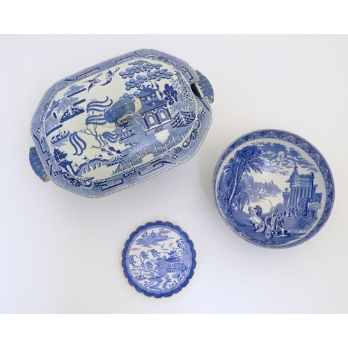 67 - Three assorted blue and white items to include a small lobed dish with a gilt rim in the Willow patt... 