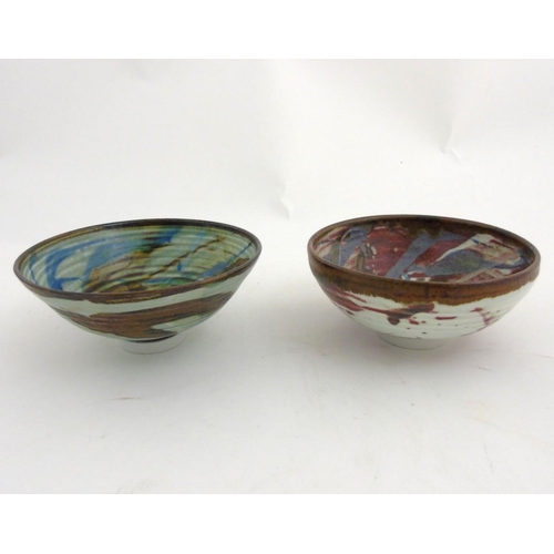 86 - Two 20thC Alan Ward studio pottery bowls, one decorated with blue and brown trail detail on a pale b... 