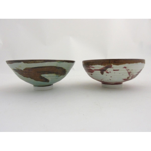 86 - Two 20thC Alan Ward studio pottery bowls, one decorated with blue and brown trail detail on a pale b... 