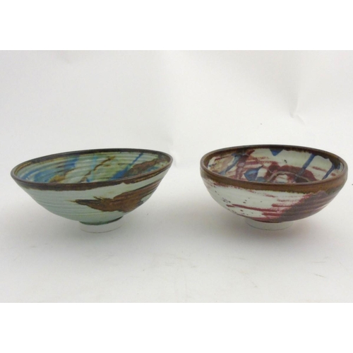 86 - Two 20thC Alan Ward studio pottery bowls, one decorated with blue and brown trail detail on a pale b... 