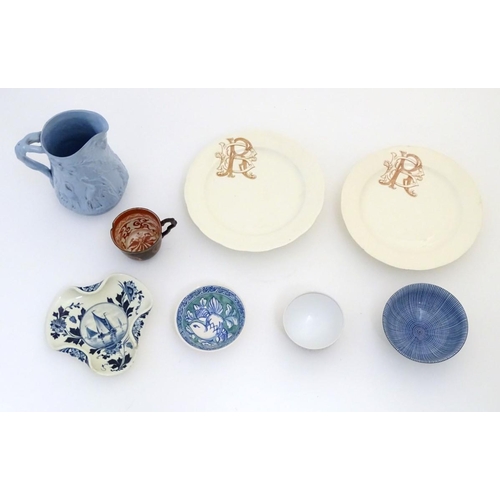 92 - A quantity of ceramic items to include a blue and white Chinese rice bowl, with character marks unde... 