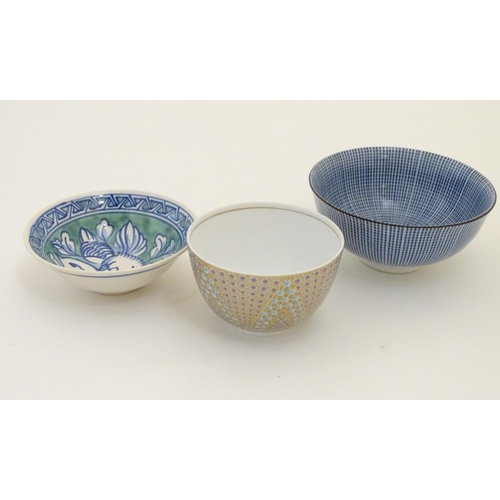 92 - A quantity of ceramic items to include a blue and white Chinese rice bowl, with character marks unde... 