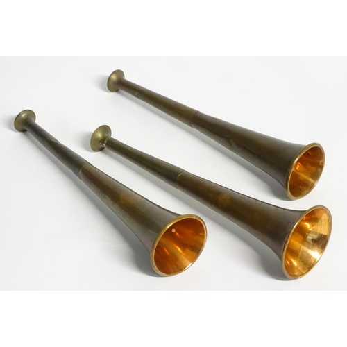 181 - Hunting: Three 20thC copper and brass hunting horns. The longest approx. 9'' long.
