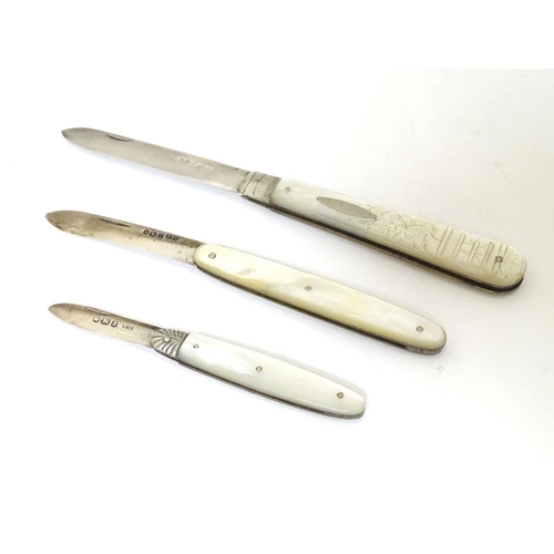 234 - 3 various silver folding fruit knives with mother of pearl handles. Hallmarked Sheffield 1893 maker ... 