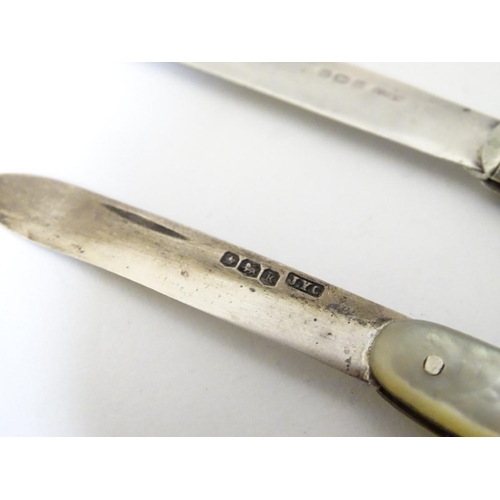 234 - 3 various silver folding fruit knives with mother of pearl handles. Hallmarked Sheffield 1893 maker ... 