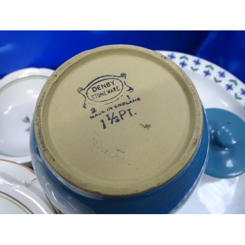 313 - A box of assorted ceramic tea and dinner wares, to include Midwinter 'Roselle' together with others