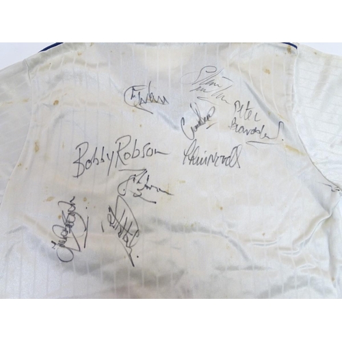 87 - Football: A Child's size 1986 England shirt, signed by: Bobby Robson , Peter Beardsley , Gary Lineke... 