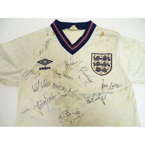 87 - Football: A Child's size 1986 England shirt, signed by: Bobby Robson , Peter Beardsley , Gary Lineke... 