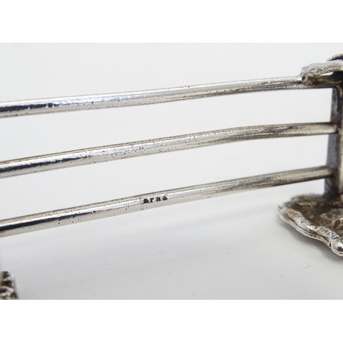 221 - A pair of silver plate knife rests with horse and fence decoration 3 1/2