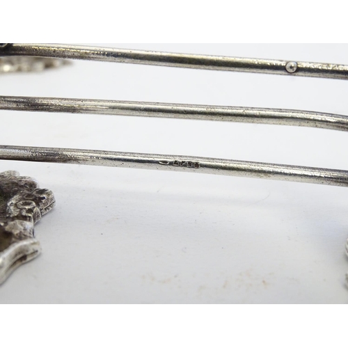 221 - A pair of silver plate knife rests with horse and fence decoration 3 1/2