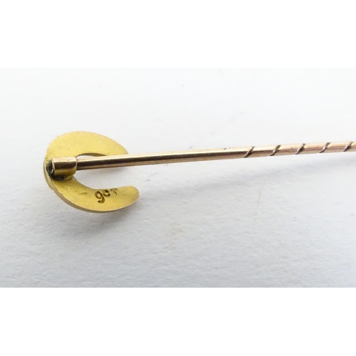 224 - A 9ct gold stick pin with horseshoe decoration to top 1 1/2