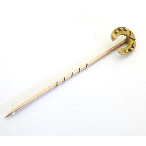 224 - A 9ct gold stick pin with horseshoe decoration to top 1 1/2