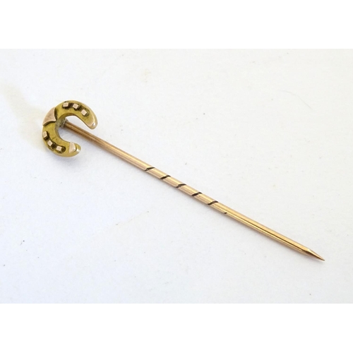 224 - A 9ct gold stick pin with horseshoe decoration to top 1 1/2
