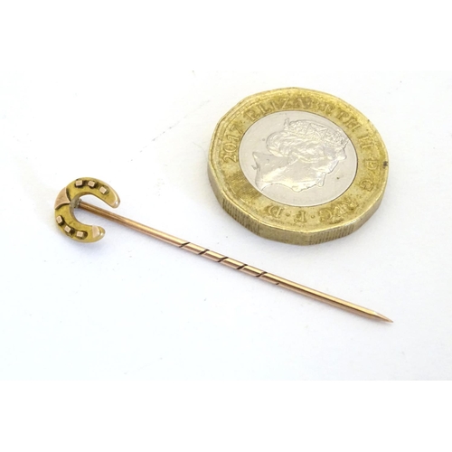 224 - A 9ct gold stick pin with horseshoe decoration to top 1 1/2