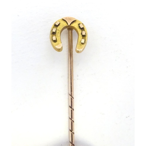 224 - A 9ct gold stick pin with horseshoe decoration to top 1 1/2