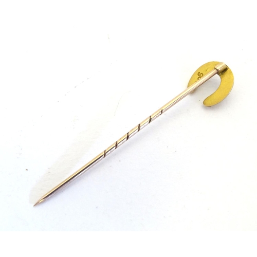 224 - A 9ct gold stick pin with horseshoe decoration to top 1 1/2