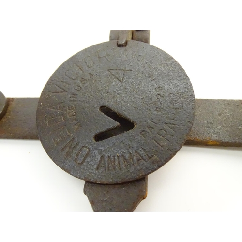 102 - Antique trap: an early 20thC Onieda-Victor 'animal trap 4', fox/coyote trap, 19