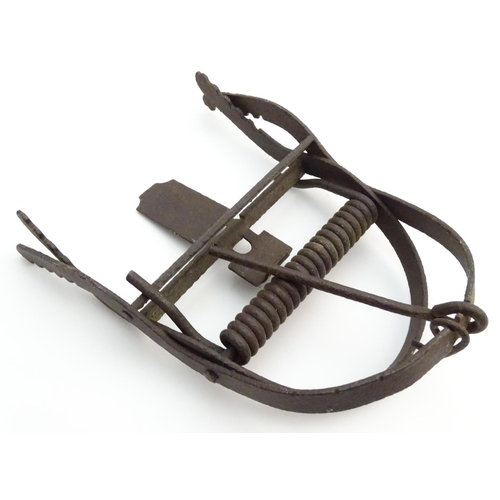 104 - Antique trap: a Victorian rat/mole trap, with spring-loaded grips, 8 1/4
