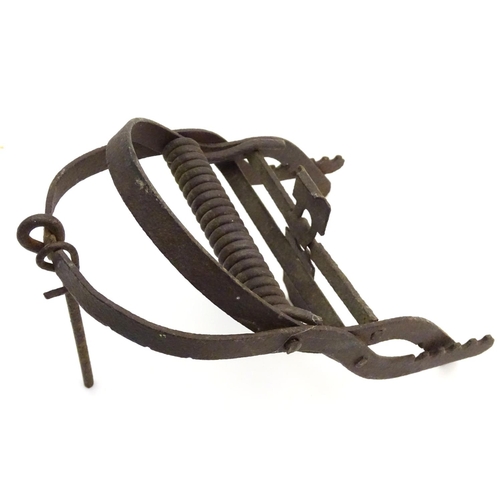 104 - Antique trap: a Victorian rat/mole trap, with spring-loaded grips, 8 1/4