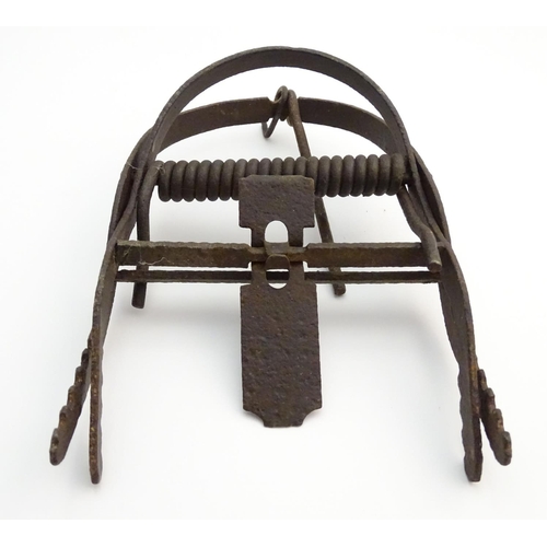 104 - Antique trap: a Victorian rat/mole trap, with spring-loaded grips, 8 1/4