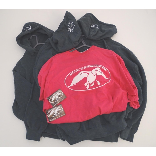 332 - Assorted clothing comprising three Gildan grey fleeces, size M, and two Duck Commander pink t-shirts... 