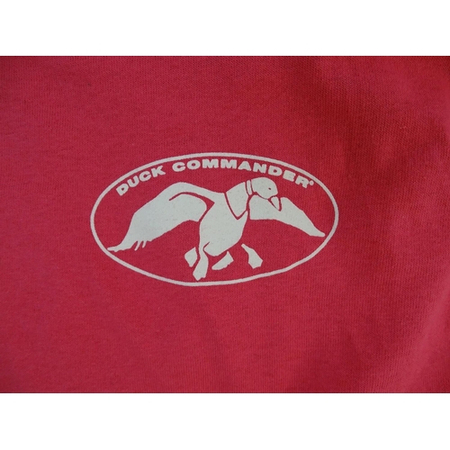 332 - Assorted clothing comprising three Gildan grey fleeces, size M, and two Duck Commander pink t-shirts... 