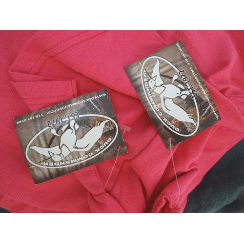 332 - Assorted clothing comprising three Gildan grey fleeces, size M, and two Duck Commander pink t-shirts... 