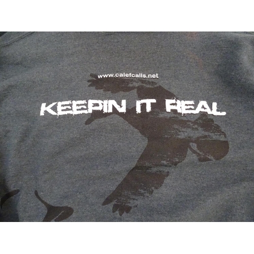 332 - Assorted clothing comprising three Gildan grey fleeces, size M, and two Duck Commander pink t-shirts... 