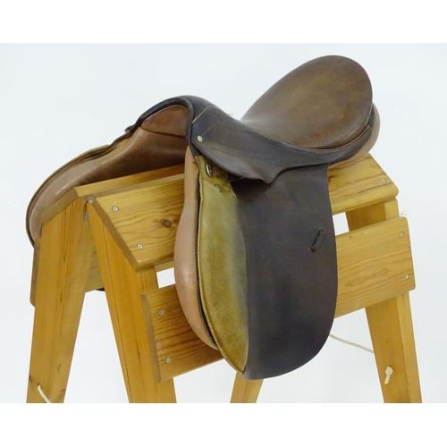 371 - A Lemetex brown leather horse riding / equestrian saddle. Approx. 17