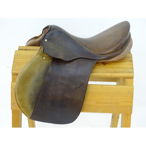371 - A Lemetex brown leather horse riding / equestrian saddle. Approx. 17