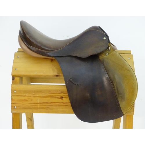 371 - A Lemetex brown leather horse riding / equestrian saddle. Approx. 17